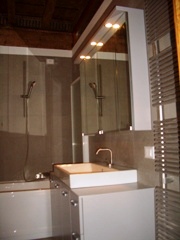 Bathroom with a refined combination of wood and gres with tawny markings